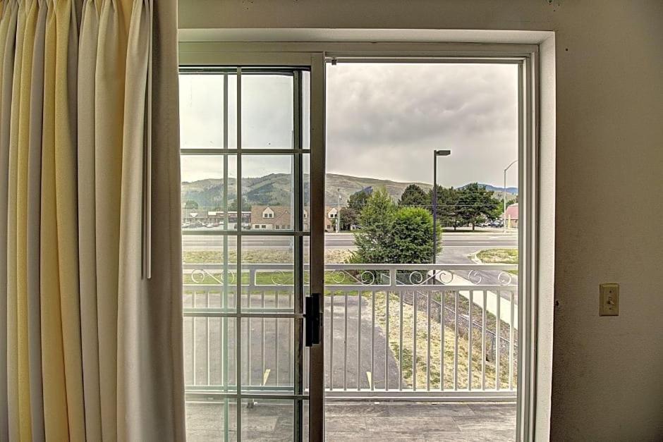 Days Inn & Suites By Wyndham Lolo Dış mekan fotoğraf
