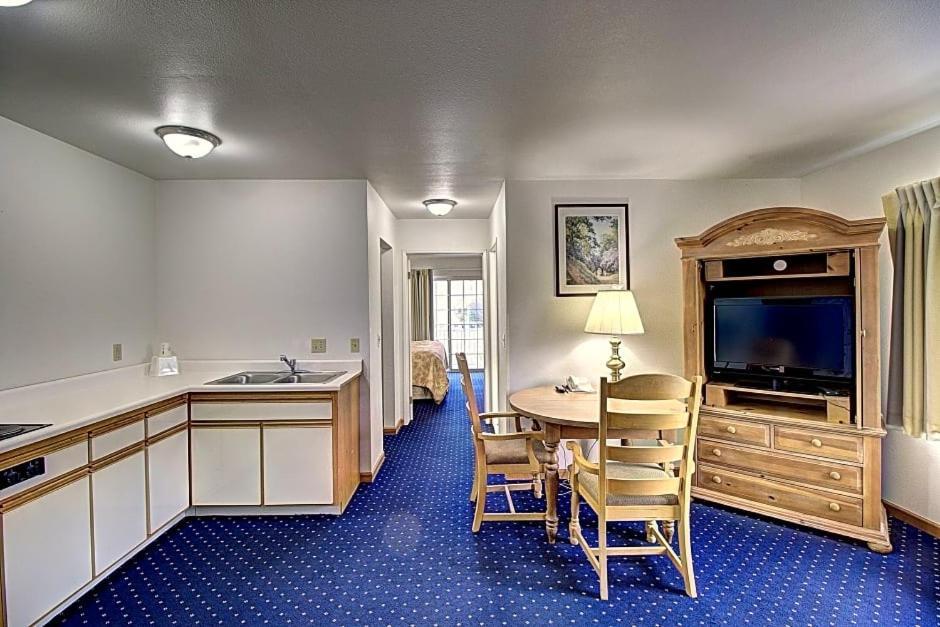 Days Inn & Suites By Wyndham Lolo Dış mekan fotoğraf