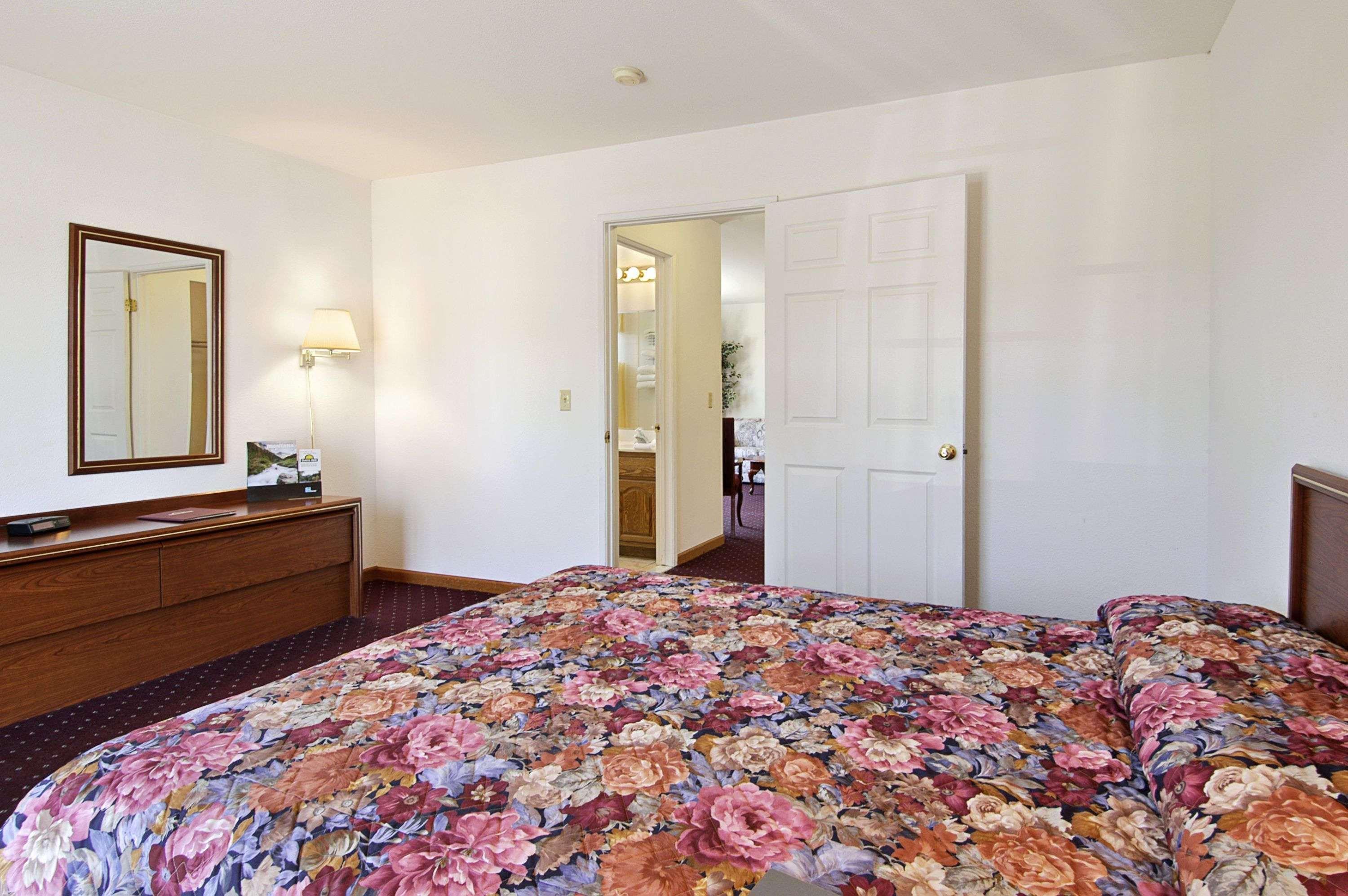Days Inn & Suites By Wyndham Lolo Dış mekan fotoğraf