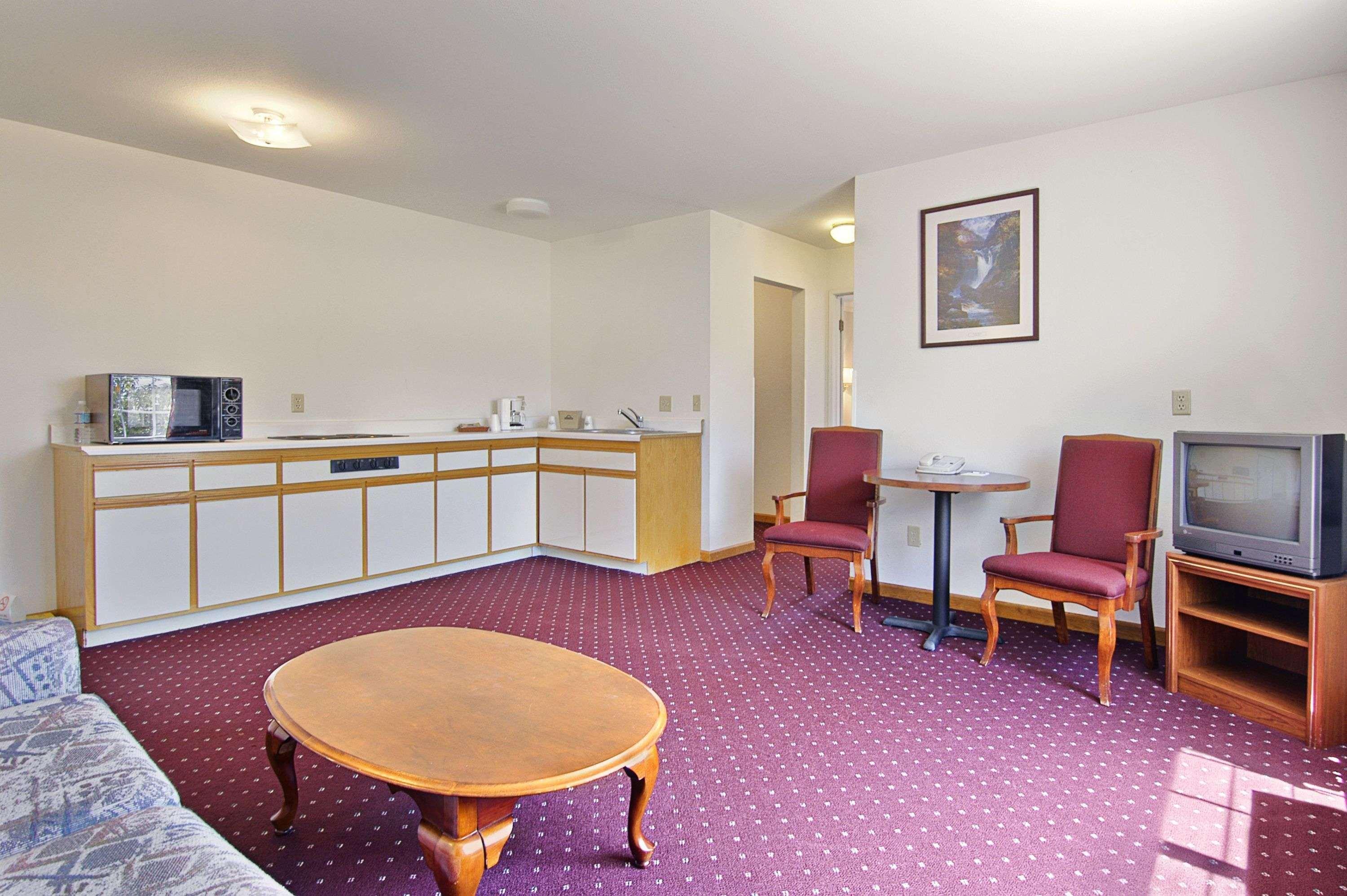 Days Inn & Suites By Wyndham Lolo Dış mekan fotoğraf